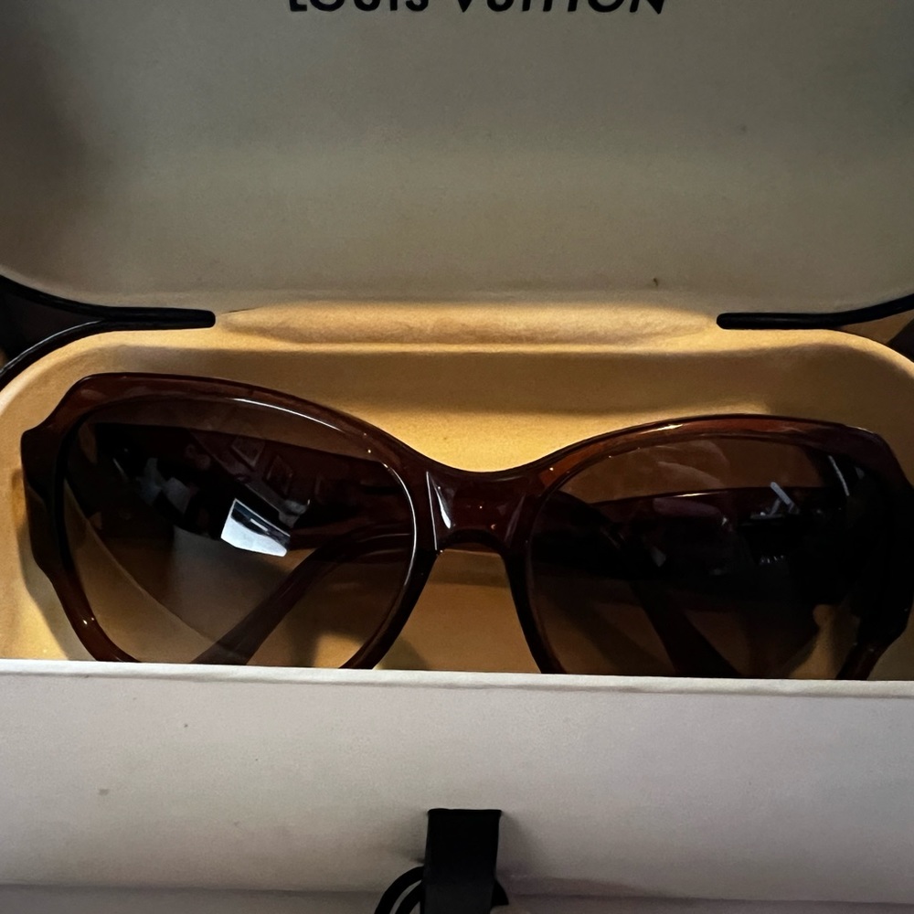 Louis Vuitton Hortensia Sunglasses - Picture 11 of 13